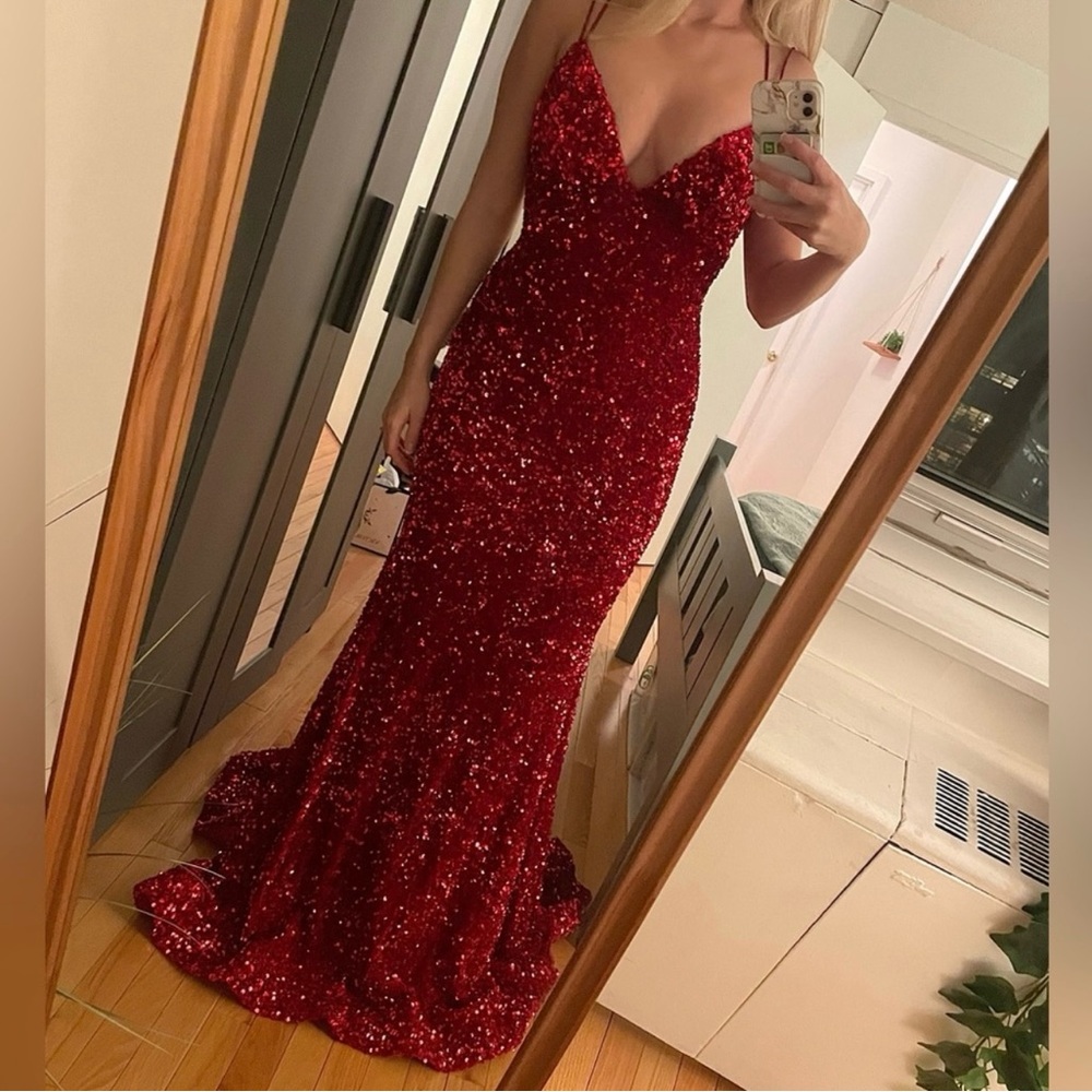 Excellent condition Sherri Hill dress. Unaltered. Size 6. Dry cleaned. - Picture 4 of 6